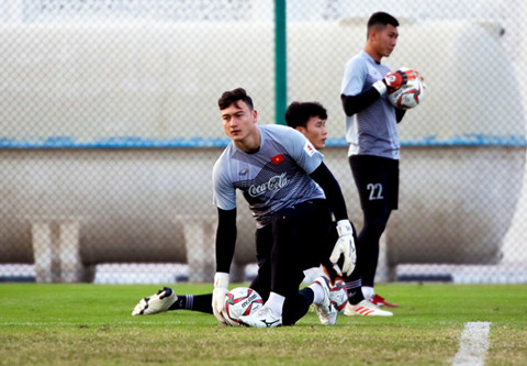 Tuấn Mạnh: Việc tôi hay Văn Lâm được chọn không quan trọng