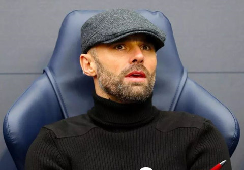 HLV đội hạng nhất hóa trang thành Pep Guardiola khi đối đầu Man City