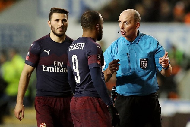 Tranh cãi với "khắc tinh" Mike Dean, Lacazette nhận được đồng cảm từ đồng đội