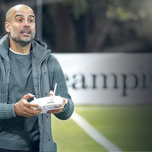 Xuất hiện đồ chơi lạ trong buổi tập của Man City