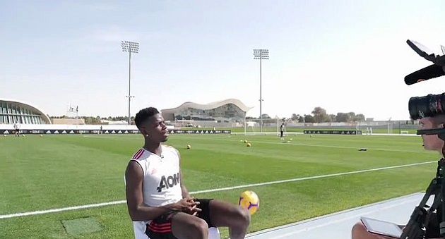 Pogba làm NHM "nức lòng" với pha bóng đẳng cấp dù đang trả lời phỏng vấn