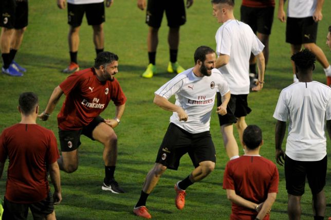 Sắp đến Chelsea, Higuain va chạm gây sốc với Gattuso trên sân tập