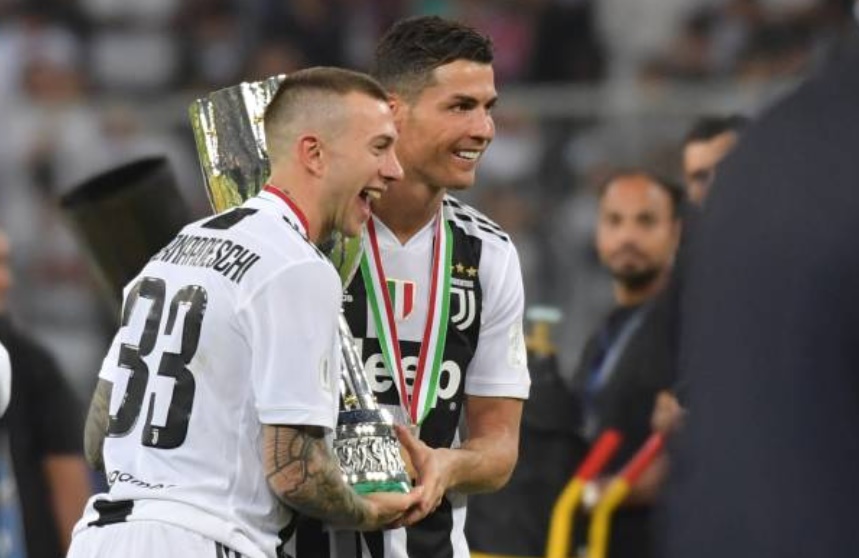 Higuain 'câm nín' vì đồng đội, Ronaldo ra dấu đặc biệt đón cúp