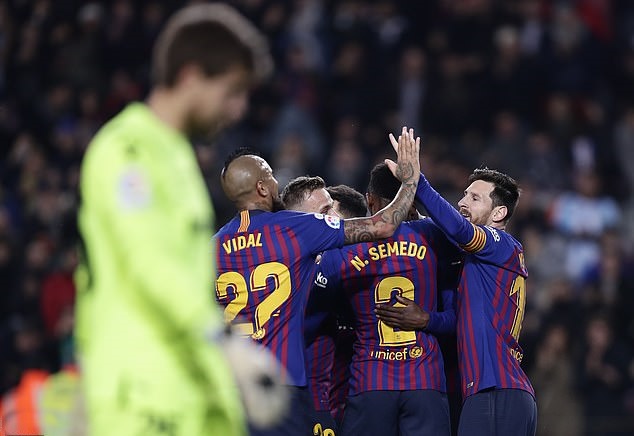 'Thần rùa' hiển linh tại Camp Nou, Barca ngược dòng giành vé vào Tứ kết