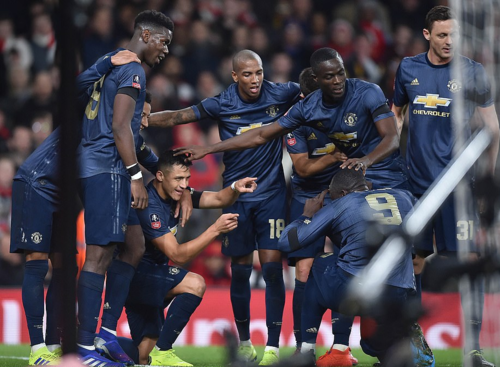 Man Utd đại thắng, fan gửi thông điệp đanh thép tới hai cái tên