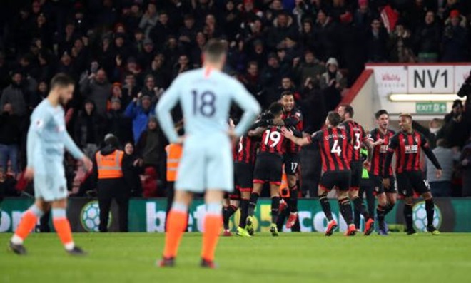 Higuain mờ nhạt, Luiz mơ ngủ; Chelsea có trận thua tan nát trước Bournemouth