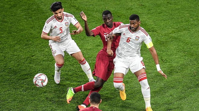 'Qatar không quan tâm đến hành động ném chai, giày dép của CĐV UAE'