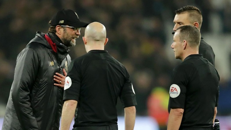 Bị suy diễn sau hành động mắng trọng tài, Klopp chỉ biết... cạn lời
