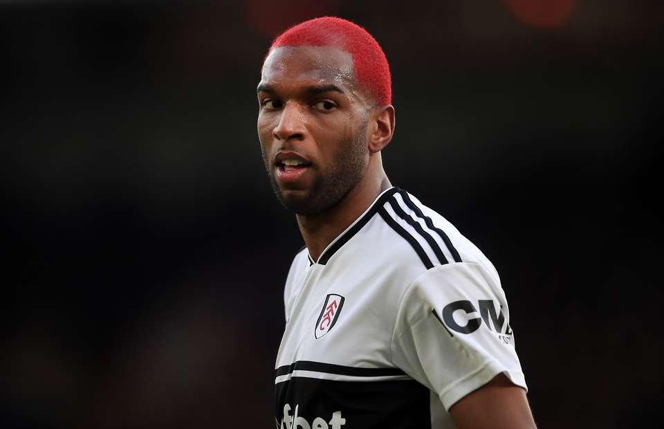 Pha bỏ lỡ khó tin của Ryan Babel trước Manchester United