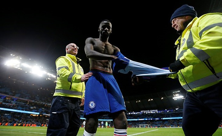Sốc! Thua đau Man City, CĐV ném "vật thể lạ" thẳng vào mặt sao Chelsea