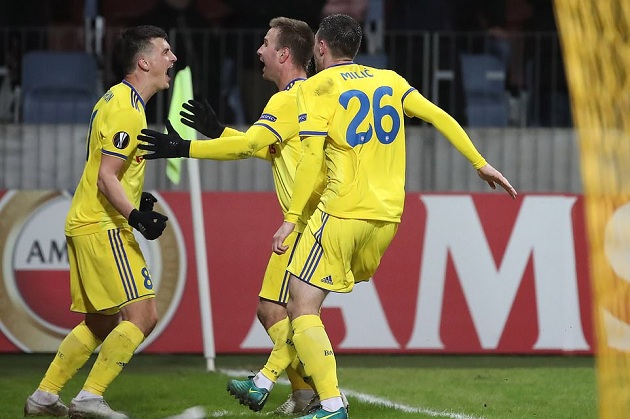 CÚ SỐC ở Belarus, Arsenal phơi áo trong thế chỉ còn 10 người