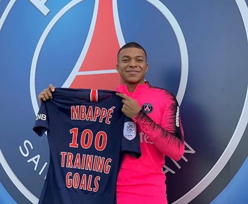 Mbappe bị chỉ trích vì ăn mừng bàn thắng thứ 100 trên sân tập