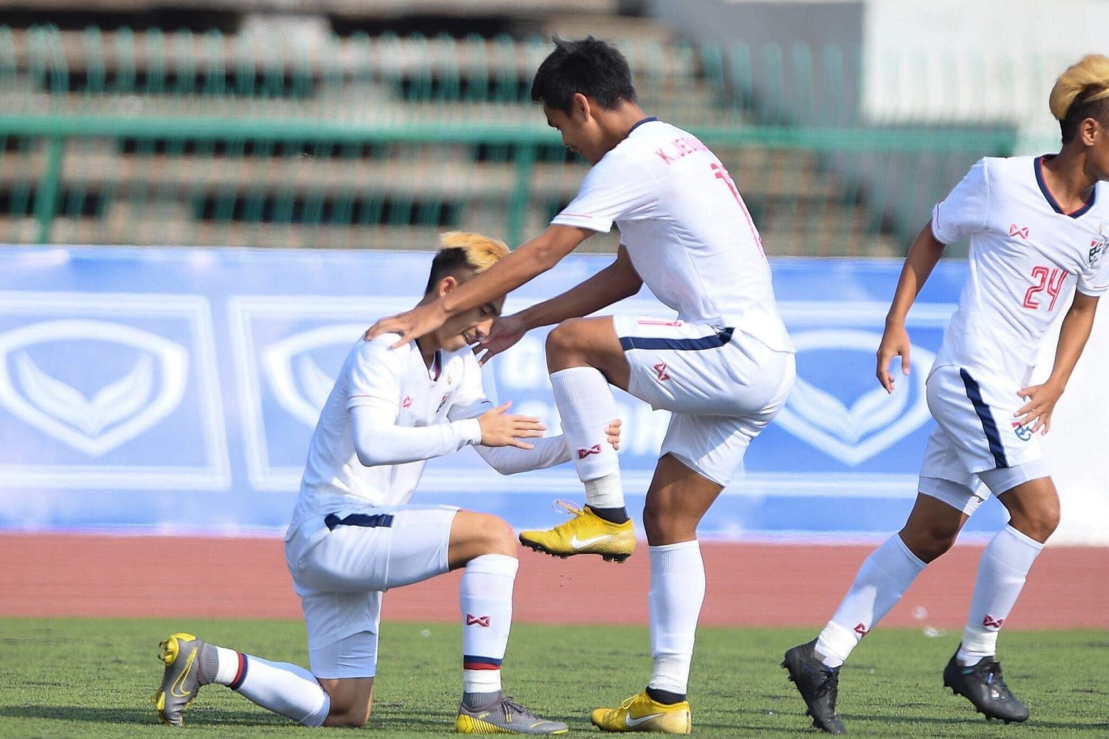 Đè bẹp U22 Philippines, U22 Thái Lan giành vé bán kết sớm