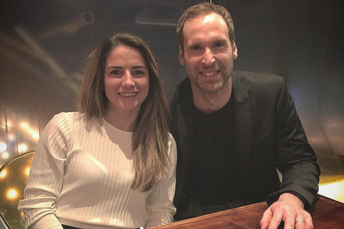 Ảnh bài viết Petr Cech bảnh bao hộ tống đội nữ Arsenal đi ăn tối