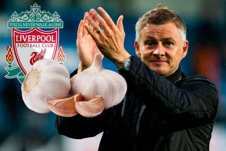 Ảnh bài viết Vì sao M.U rải tỏi ở Old Trafford trước trận gặp Liverpool?