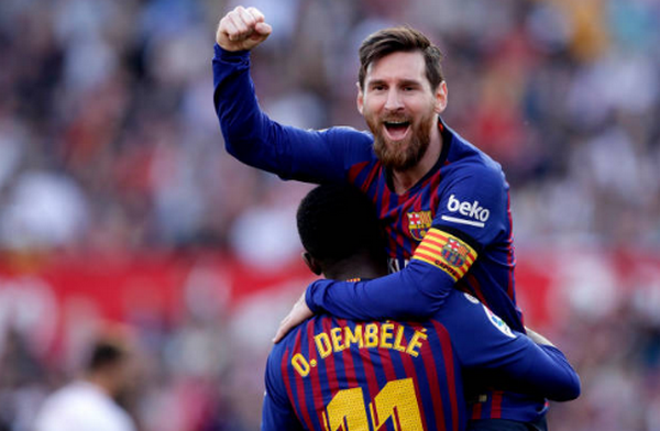 Hóa 'thánh' sau sai lầm, Messi đưa Barca ngược dòng tại Sanchez Pizjuan
