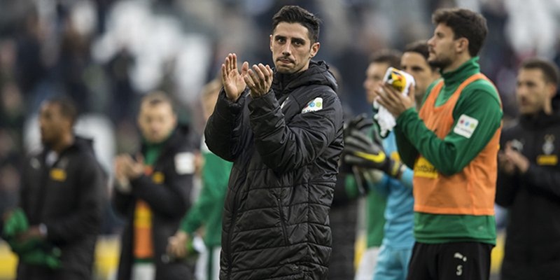 Sao Monchengladbach động viên toàn đội sau trận thua thảm