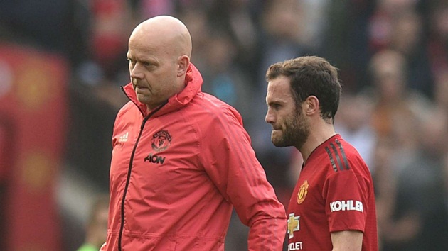 Chấn thương của Mata đã trở nên tồi tệ hơn vì Mohameh Salah