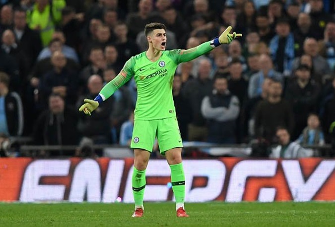 Sốc! Nổi điên vì Kepa, Sarri chỉ đạo anh bắt penalty qua... điện thoại
