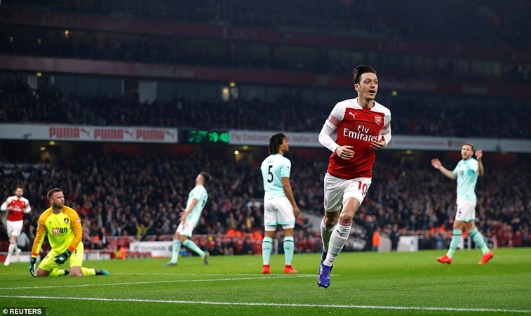 Arsenal đại thắng: Ngày nhạc trưởng mắt lồi trở lại