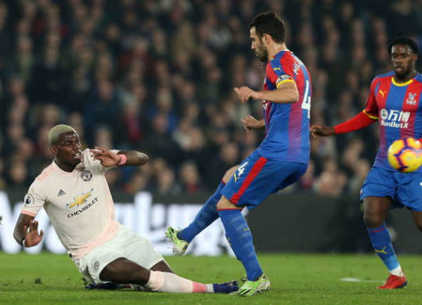 Chơi dại, Pogba suýt 'vỡ mặt' trên thảm cỏ Selhurst Park