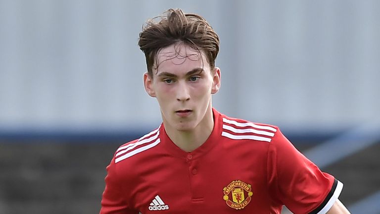 Ra mắt đội 1, 'Carrick mới' của Man Utd nói gì?