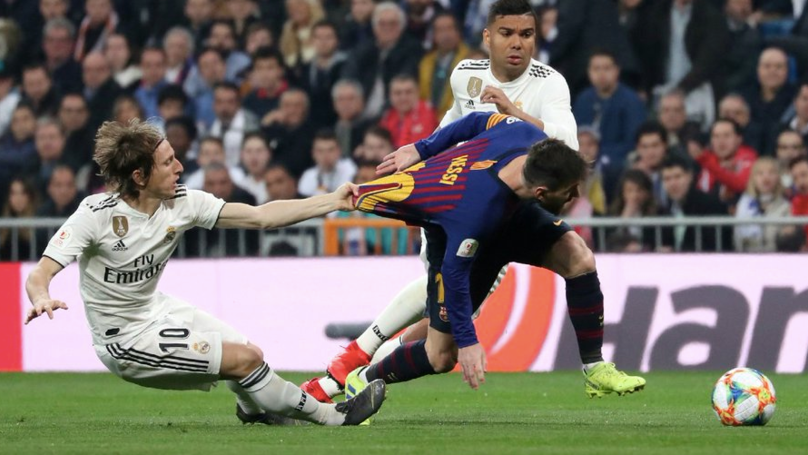 Real thua tan nát, CĐV "phì cười" trước cách Modric theo kèm Messi