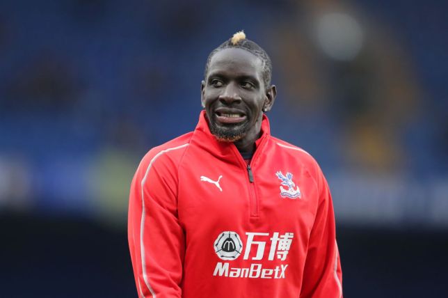 Ảnh bài viết SỐC: Thua trận, sao Palace chống nạng đòi "selfie" với 3 cầu thủ M.U