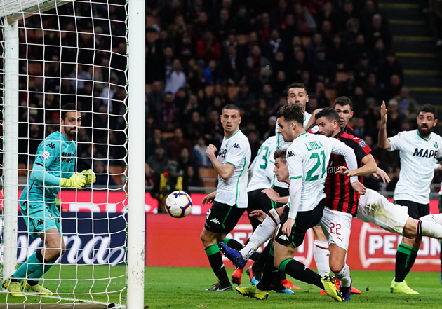 Được đối thủ “tặng quà”, AC Milan ung dung tiến vào tốp 3