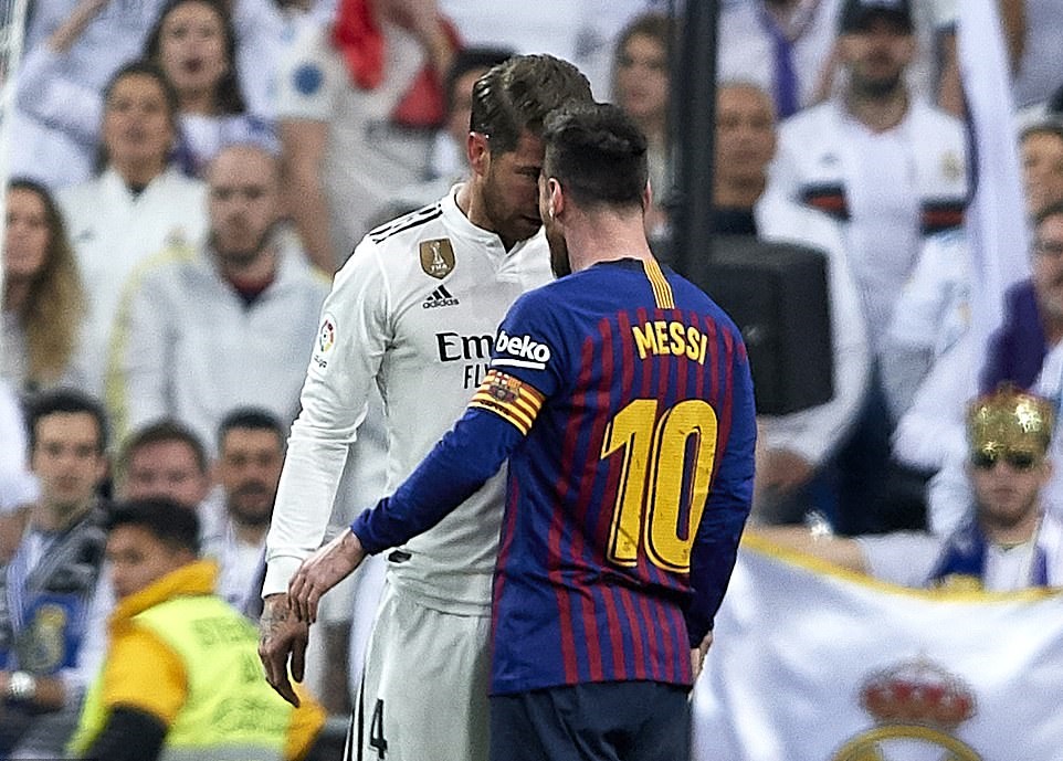 Ảnh bài viết Lãnh trọn cùi chỏ vào mặt, Messi nổi nóng đòi 'tẩn' Sergio Ramos ngay trên sân
