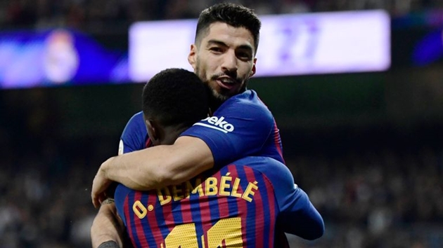 Hành động "khó đỡ" của Suarez sau khi El Clasico kết thúc