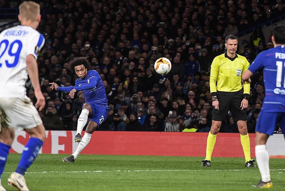 Willian lập siêu phẩm sút phạt, Chelsea đại thắng trên sân nhà