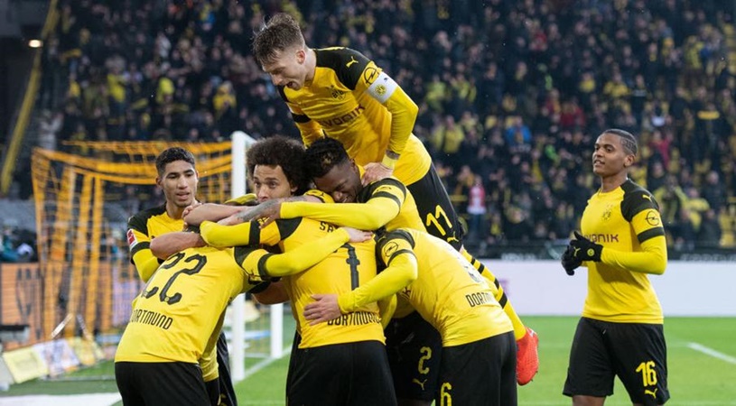 Sao dự bị tỏa sáng, Dortmund nhọc nhằn có chiến thắng trước Stuttgart