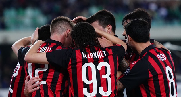 “Vua dội bom” lên tiếng, AC Milan nhọc nhằn đánh bại Chievo
