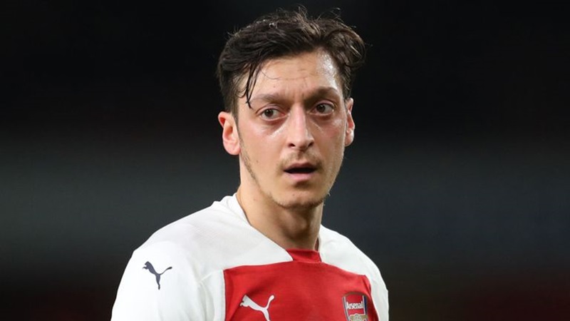 Giữa tâm bão chỉ trích, đã có 1 cái tên bảo vệ Ozil