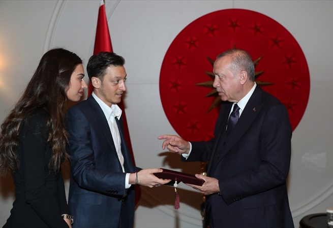 Bất chấp xung đột giữa Đức và Thổ, Ozil vẫn làm một điều gây chú ý