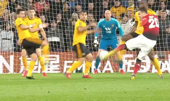 Tranh cãi VAR: Trọng tài phớt lờ, M.U mất oan quả 11m giống hệt trận PSG?