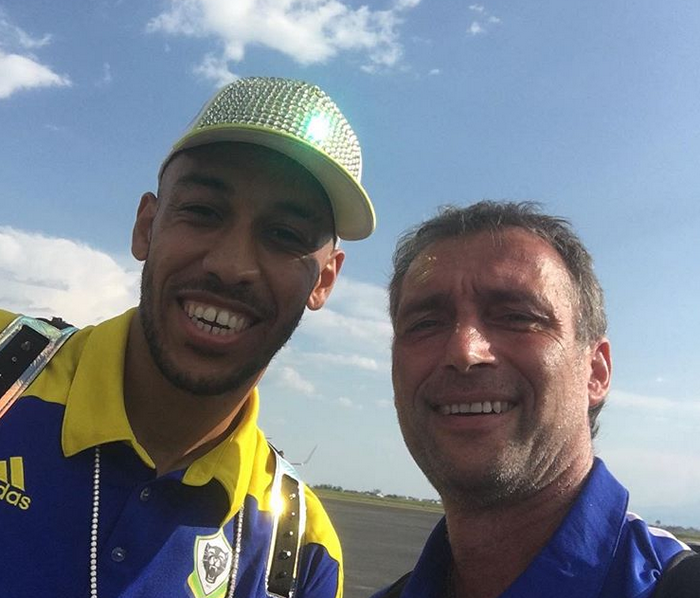 Aubameyang khoe kiểu tóc mới cực chất trước thời khắc 'sinh tử'
