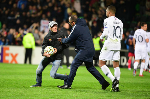 CĐV quá khích vào sân, Mbappe có hành động 'không tưởng'