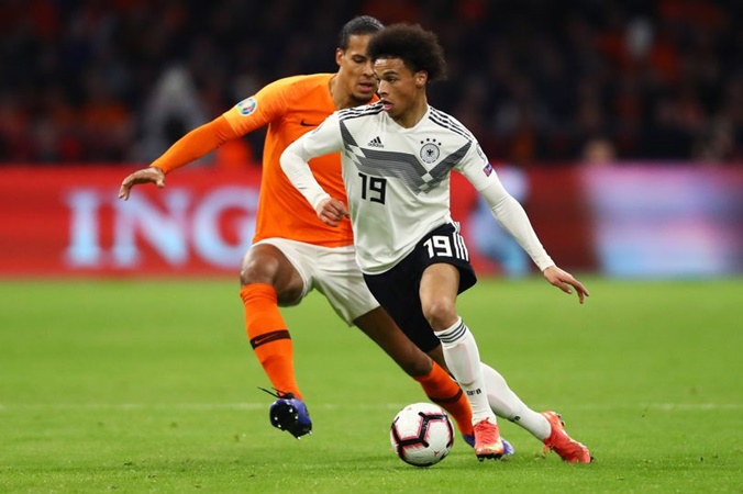 Hà Lan lọt lưới 3 bàn, fan Man City làm điều khiến Van Dijk điên tiết