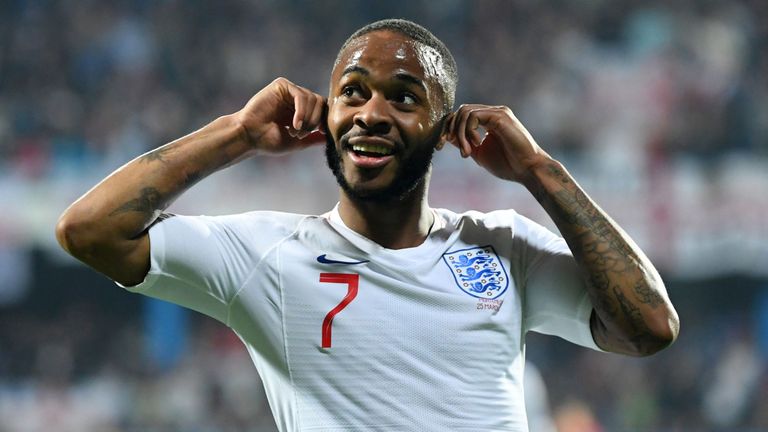 Bị phân biệt chủng tộc, sao Man City đáp trả cực hay