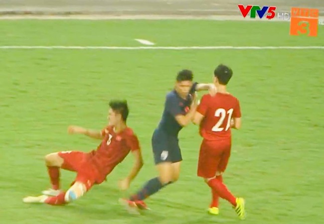 Ảnh bài viết 'Cầu thủ Thái Lan ức chế, vung tay đấm vào mặt Đình Trọng'