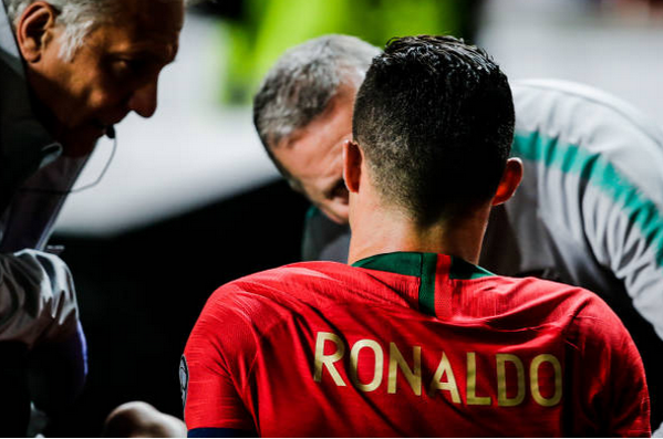 Ronaldo rời sân sớm vì chấn thương, BĐN chật vật có điểm trước Serbia
