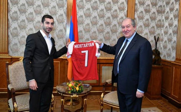 Ảnh bài viết Vì 1 lý do bất ngờ, sao Arsenal được tổng thống Armenia "triệu hồi" cấp tốc