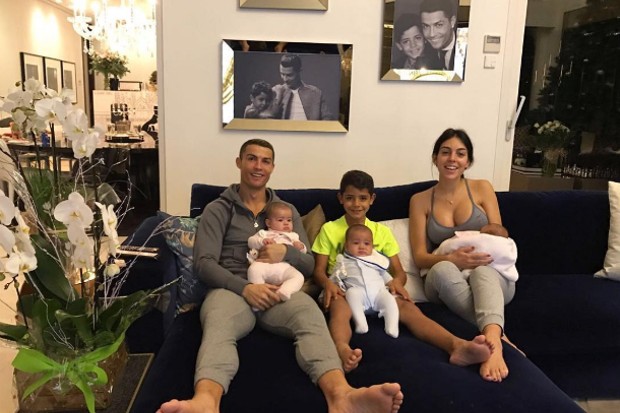 Bồ dính bầu ngoài ý muốn, Ronaldo sắp làm bố lần thứ 5