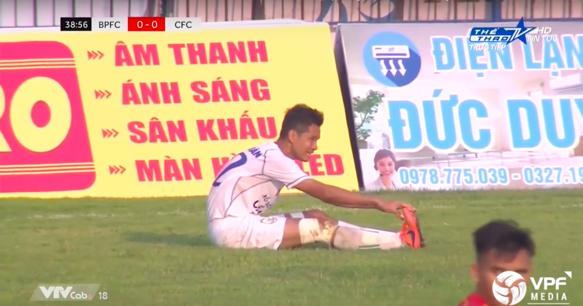 XONG! Rõ lý do cầu thủ Cần Thơ sút thẳng vào lưới nhà