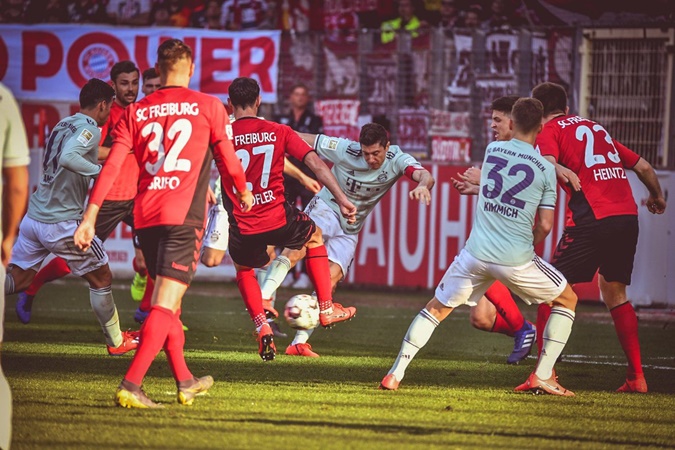 Hòa tai hại trên sân khách, Bayern mất ngôi đầu bảng vào tay Dortmund