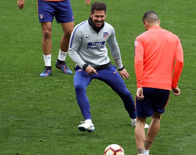 Đích thân Simeone thị phạm, dàn sao Atletico tập luyện đầy tiếng cười