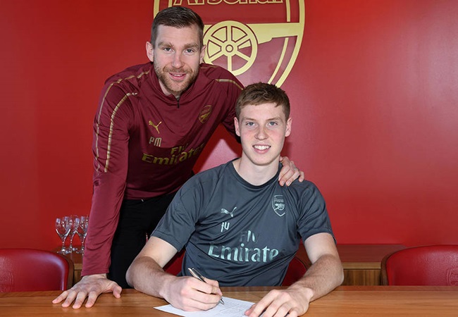 Chính thức: Arsenal có được chữ kí đầu tiên