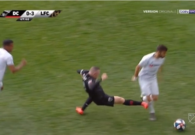 SỐC! Rooney ăn thẻ đỏ vì suýt "tước đi sự nghiệp" đối thủ